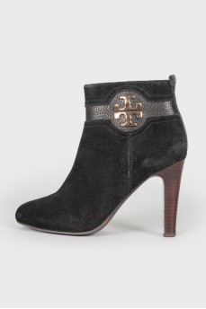 Suede ankle boots with brand logo
