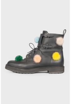 Boots with fur pom-poms