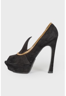 Suede heels with golden chain