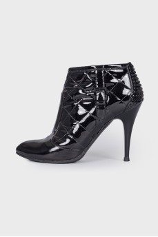 Lacquered quilted ankle boots