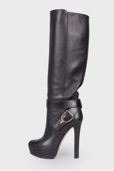 Leather boots with a buckle