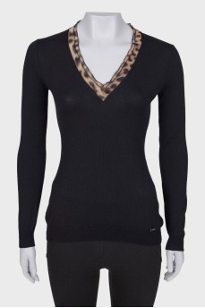 Pullover with a collar in a leopard print