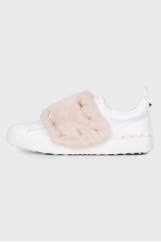 Sneakers with powder fur