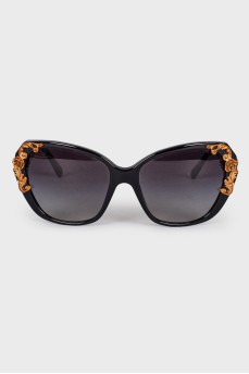 Sunglasses with carved flowers