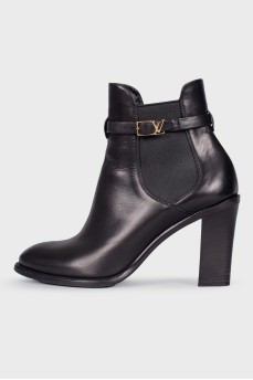 Ankle boots with brand logo