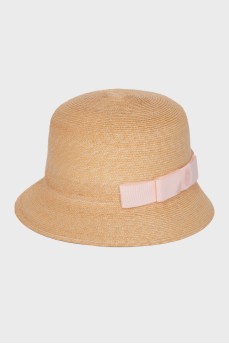 Straw hat with a pink bow