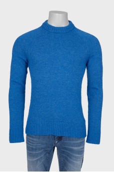 An elongated blue jumper