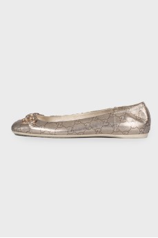Gold-colored ballerinas with branded print