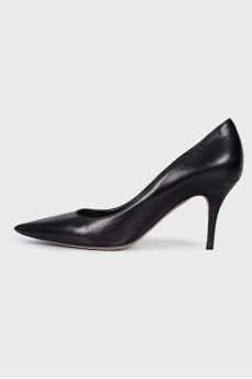 Classic leather pumps with sharp toecap