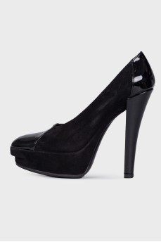 Suede pumps with patent inserts