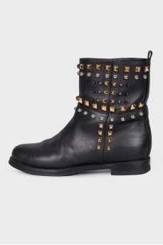 Boots with contrast rivets