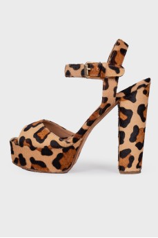 Sandals in leopard print