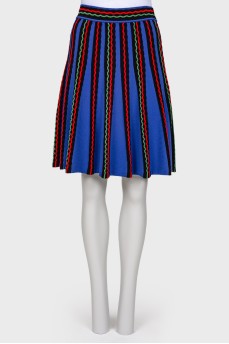 Skirt with embroidered wavy lines