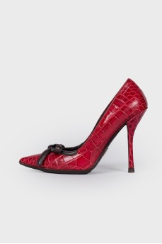 Snakeskin embossed shoes with bow