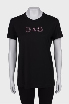 Black T-shirt with sequin logo and tag