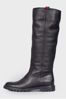 Boots with fur on a flat sole