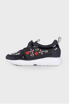 Black sneakers with side appliqué
