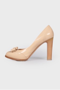 Beige leather pumps with bow
