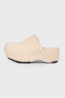 Platform slippers with fur