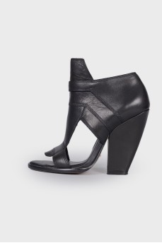Black leather sandals with zip
