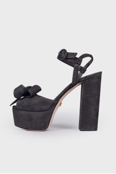 Black suede sandals with bow