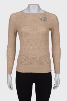 Knitted sweater with brooch