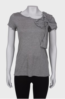 Gray T-shirt with a bow