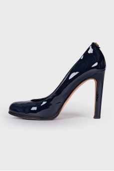 Lacquered navy blue shoes