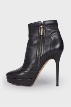 Leather ankle boots with side zipper 