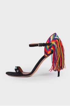 Sandals with colored fringe