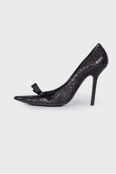 Snakeskin shoes with bow