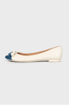 Beige ballerina shoes with blue toecap