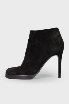 Round toecap suede ankle boots