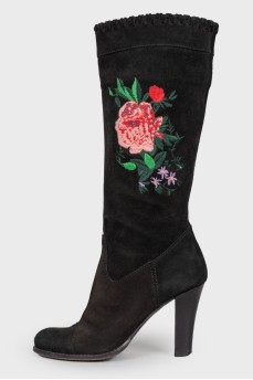 Suede boots with embroidery