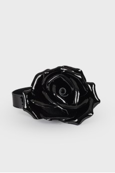 Lacquer choker in the shape of a rose with a tag