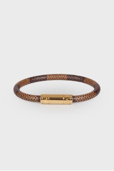 Leather bracelet with golden insert