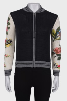 Knitted jumper with embroidery