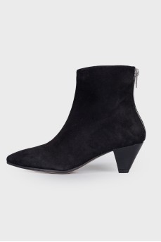 Low-heeled suede ankle boots