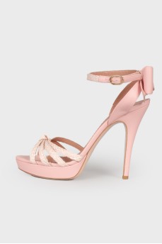 Pink sandals with a bow