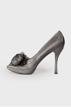 Silver shoes with rose