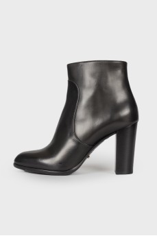Zipped leather ankle boots