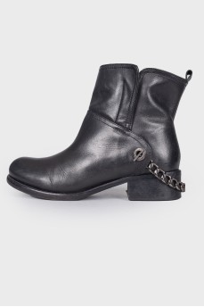 Leather boots with detachable chain