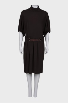 Dress with a high collar, on the belt