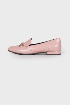 Low-heeled patent leather shoes