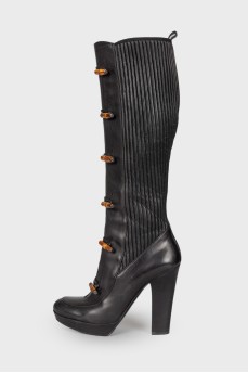 Leather boots with decorative clasp