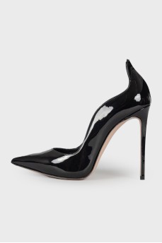 Pointed toe patent leather shoes