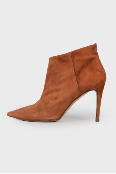 Pointed toecap suede ankle boots