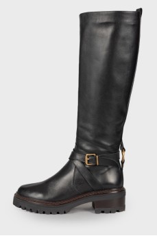 Leather boots with golden buckle