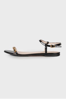 Lacquered sandals with decor