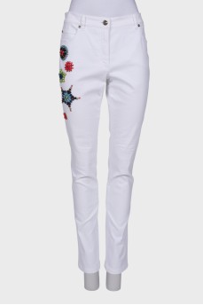 White jeans with decor